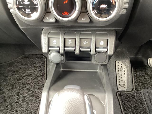 左右にパワーウインドースイッチ、センターにＥＳＰオフスイッチとヒルディセントコントロールスイッチを配置。