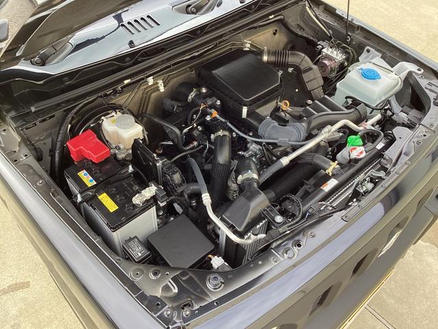 エンジンルームもきれいです。納車前にはもう一度点検整備いたしますので、安心してお乗りいただけます。