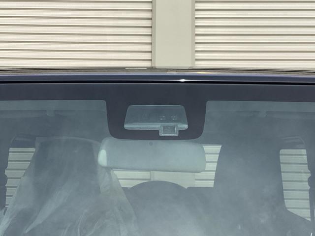 スズキセーフティサポートの各機能のために障害物や区画線などを検知するレーザーレーダーと単眼カメラです。