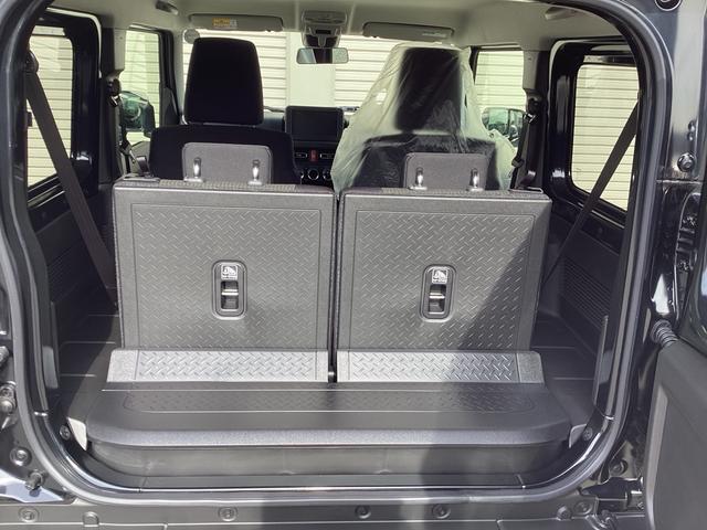 後部座席を倒すと、長物の荷物を積むことが出来ます。
