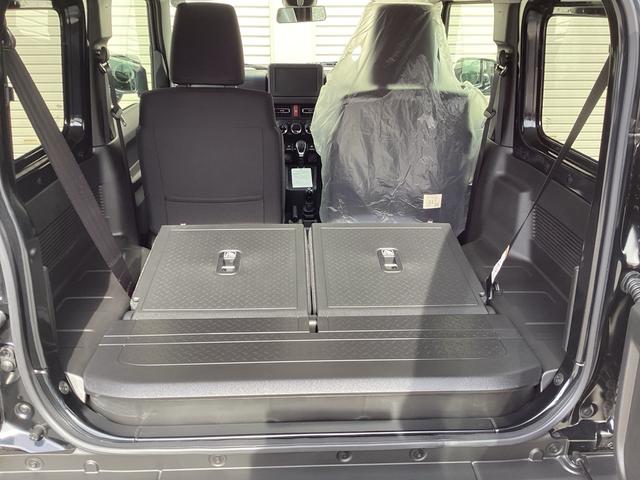 後部座席を倒すと、長物の荷物を積むことが出来ます。