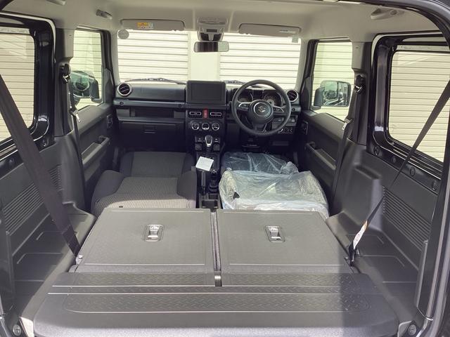 フロントシートを後方いっぱいに倒せばフルフラットになります。