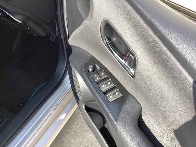 プリウス Ａツーリングセレクション　４ＷＤ　純正９インチＳＤナビ　バックカメラ　クルーズコントロール　シートヒーター　ハーフレザーシート　ドラレコ　コーナーセンサー　スマートキー　ＬＥＤヘッド　ビルトインＥＴＣ（4枚目）