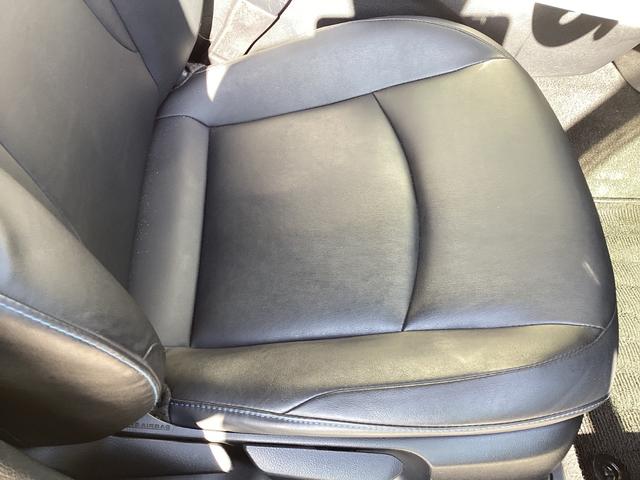 プリウス Ａツーリングセレクション　４ＷＤ　純正９インチＳＤナビ　バックカメラ　クルーズコントロール　シートヒーター　ハーフレザーシート　ドラレコ　コーナーセンサー　スマートキー　ＬＥＤヘッド　ビルトインＥＴＣ（7枚目）