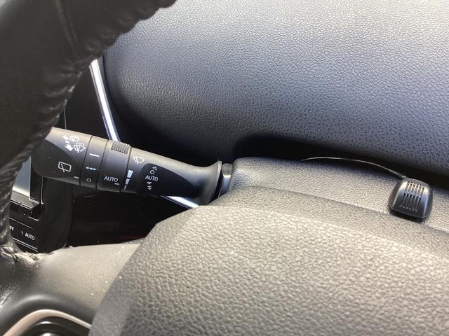 プリウス Ａツーリングセレクション　４ＷＤ　純正９インチＳＤナビ　バックカメラ　クルーズコントロール　シートヒーター　ハーフレザーシート　ドラレコ　コーナーセンサー　スマートキー　ＬＥＤヘッド　ビルトインＥＴＣ（12枚目）