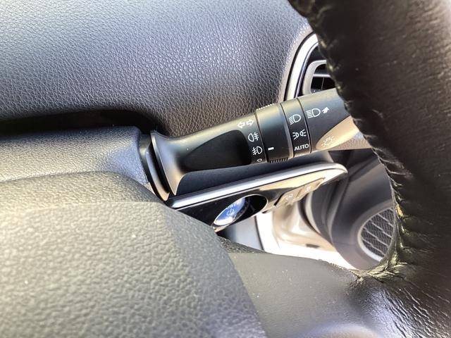 プリウス Ａツーリングセレクション　４ＷＤ　純正９インチＳＤナビ　バックカメラ　クルーズコントロール　シートヒーター　ハーフレザーシート　ドラレコ　コーナーセンサー　スマートキー　ＬＥＤヘッド　ビルトインＥＴＣ（13枚目）