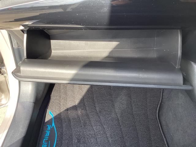 プリウス Ａツーリングセレクション　４ＷＤ　純正９インチＳＤナビ　バックカメラ　クルーズコントロール　シートヒーター　ハーフレザーシート　ドラレコ　コーナーセンサー　スマートキー　ＬＥＤヘッド　ビルトインＥＴＣ（32枚目）