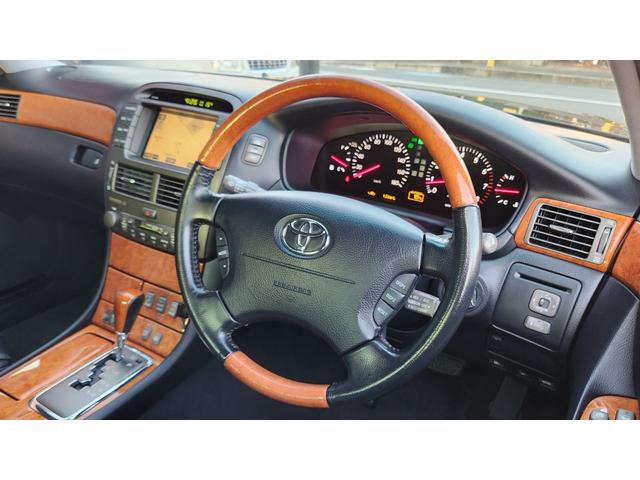 セルシオ Ｃ仕様　５星鑑定書　走行２．８万ｋｍ　フルノーマル車　黒革シート　ウッドコンビハンドル＆シフトノブ　レアカラーダークグリーンマイカ　純正ホイール　クルコン　純正ナビ　社外ＴＶ　ＣＤチェンジャー　ＥＴＣ（52枚目）