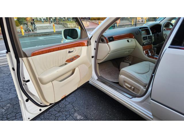 セルシオ Ｃ仕様　内外装５星鑑定書付　ワンオーナー車　希少エクリュ内装　本革エアシート　スマートキー　点検記録簿各車検時１１枚　純正ホイール　純正ナビ　社外ＴＶ＆ＥＴＣ　ＣＤチェンジャー　クルコン　当時物フルノーマル車（63枚目）