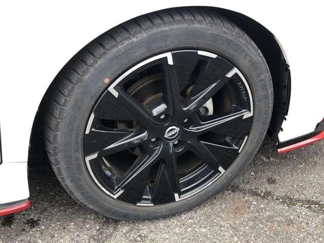 オーラ ニスモ コネクトナビ アラウンドビュー プロパイロット 寒冷地仕様 純正ドラレコ 専用内外装をまとった特別な1台、オーラnismo。電気の走りの俊敏さと、日産先進の安全装備を両方備えたスポーツプレミアム。(11枚目)