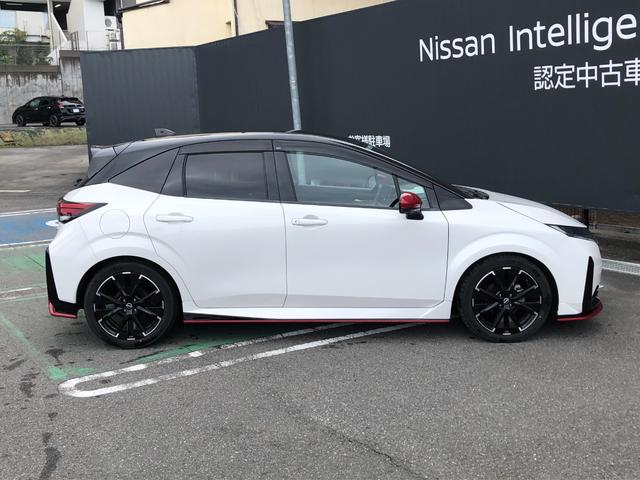 オーラ ニスモ コネクトナビ アラウンドビュー プロパイロット 寒冷地仕様 純正ドラレコ 専用内外装をまとった特別な1台、オーラnismo。電気の走りの俊敏さと、日産先進の安全装備を両方備えたスポーツプレミアム。(53枚目)