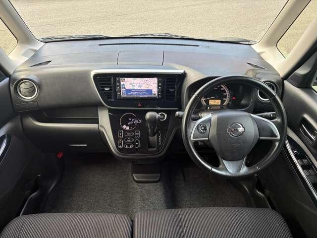 ブラック基調でスポーティな室内　未来的なデザインが人気です