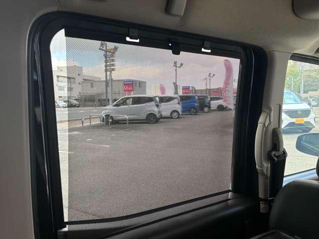 セカンドシートの窓は眩しい光を防いでくれるサンシェードがついています