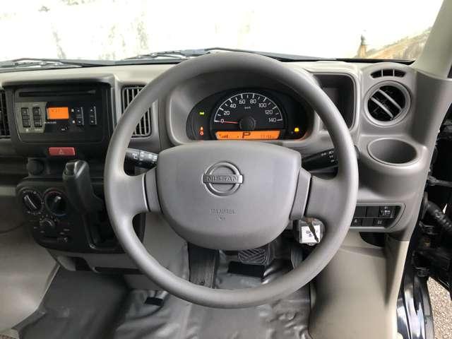 ＮＶ１００クリッパーバン ＤＸ　ＧＬエマージェンシーブレーキパッケージ　ハイルーフ　５ＡＧＳ車　前方踏み間違い防止　市販アルミホイール　ＧＬパッケージで前席パワーウインドウ、電動ドアミラーも装備。リヤはベンチシートで荷物もたっぷり。緊急ブレーキ・踏み間違い防止で安全面も◎（11枚目）