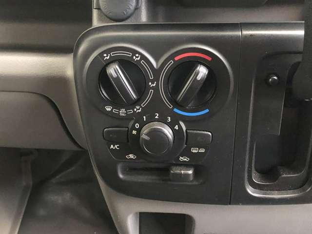 ＮＶ１００クリッパーバン ＤＸ　ＧＬエマージェンシーブレーキパッケージ　ハイルーフ　５ＡＧＳ車　前方踏み間違い防止　市販アルミホイール　ＧＬパッケージで前席パワーウインドウ、電動ドアミラーも装備。リヤはベンチシートで荷物もたっぷり。緊急ブレーキ・踏み間違い防止で安全面も◎（13枚目）