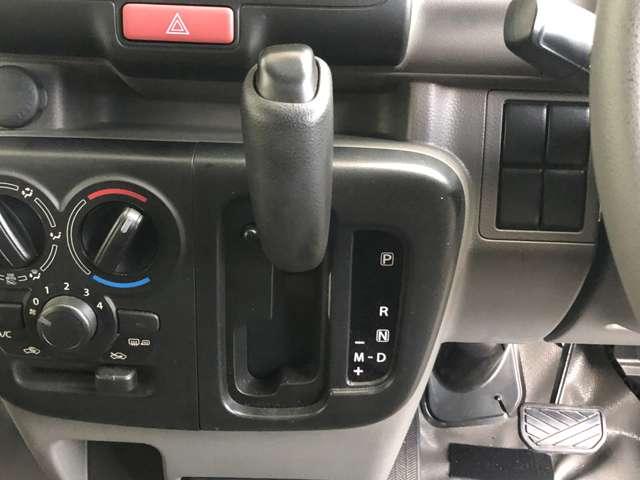 ＮＶ１００クリッパーバン ＤＸ　ＧＬエマージェンシーブレーキパッケージ　ハイルーフ　５ＡＧＳ車　前方踏み間違い防止　市販アルミホイール　ＧＬパッケージで前席パワーウインドウ、電動ドアミラーも装備。リヤはベンチシートで荷物もたっぷり。緊急ブレーキ・踏み間違い防止で安全面も◎（14枚目）