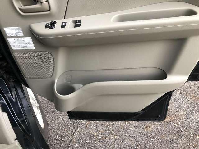 ＮＶ１００クリッパーバン ＤＸ　ＧＬエマージェンシーブレーキパッケージ　ハイルーフ　５ＡＧＳ車　前方踏み間違い防止　市販アルミホイール　ＧＬパッケージで前席パワーウインドウ、電動ドアミラーも装備。リヤはベンチシートで荷物もたっぷり。緊急ブレーキ・踏み間違い防止で安全面も◎（15枚目）