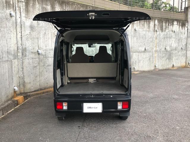 ＮＶ１００クリッパーバン ＤＸ　ＧＬエマージェンシーブレーキパッケージ　ハイルーフ　５ＡＧＳ車　前方踏み間違い防止　市販アルミホイール　ＧＬパッケージで前席パワーウインドウ、電動ドアミラーも装備。リヤはベンチシートで荷物もたっぷり。緊急ブレーキ・踏み間違い防止で安全面も◎（33枚目）