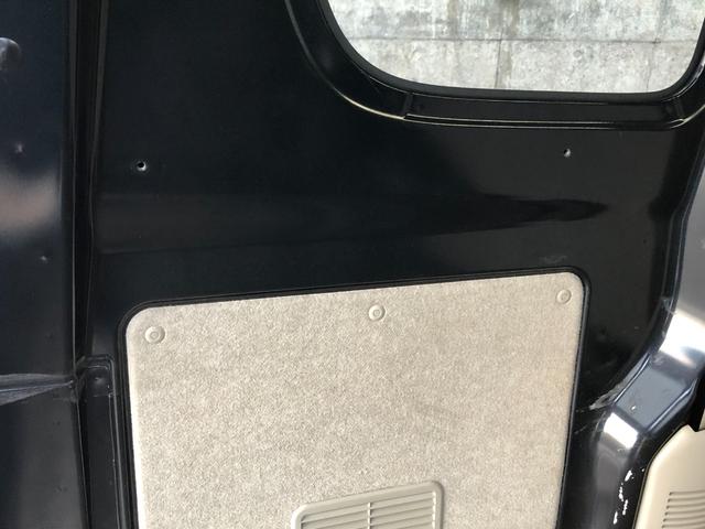 ＮＶ１００クリッパーバン ＤＸ　ＧＬエマージェンシーブレーキパッケージ　ハイルーフ　５ＡＧＳ車　前方踏み間違い防止　市販アルミホイール　ＧＬパッケージで前席パワーウインドウ、電動ドアミラーも装備。リヤはベンチシートで荷物もたっぷり。緊急ブレーキ・踏み間違い防止で安全面も◎（40枚目）