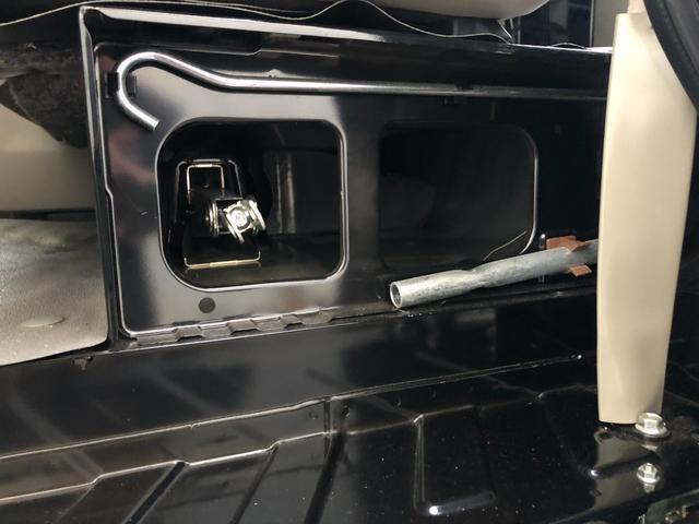 ＮＶ１００クリッパーバン ＤＸ　ＧＬエマージェンシーブレーキパッケージ　ハイルーフ　５ＡＧＳ車　前方踏み間違い防止　市販アルミホイール　ＧＬパッケージで前席パワーウインドウ、電動ドアミラーも装備。リヤはベンチシートで荷物もたっぷり。緊急ブレーキ・踏み間違い防止で安全面も◎（42枚目）