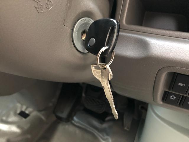 ＮＶ１００クリッパーバン ＤＸ　ＧＬエマージェンシーブレーキパッケージ　ハイルーフ　５ＡＧＳ車　前方踏み間違い防止　市販アルミホイール　ＧＬパッケージで前席パワーウインドウ、電動ドアミラーも装備。リヤはベンチシートで荷物もたっぷり。緊急ブレーキ・踏み間違い防止で安全面も◎（43枚目）