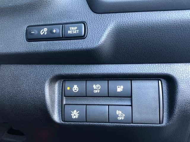 ステアリングヒーター・給電ポートリッドオープン・タイマー充電キャンセルのボタンをまとめてステアリング右に配置