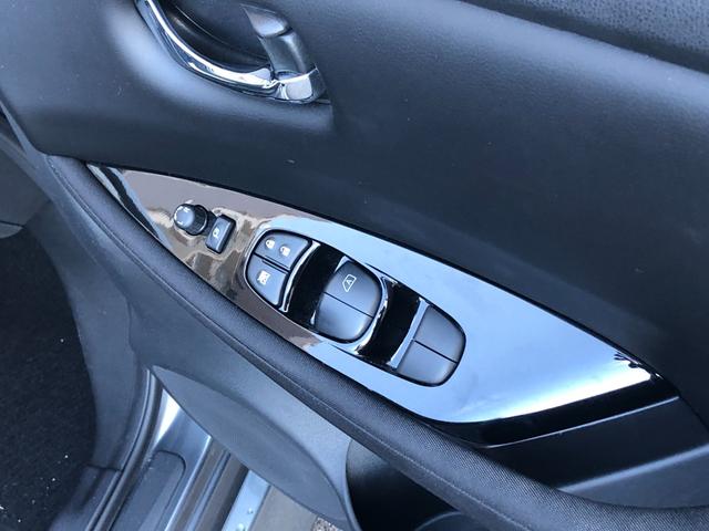 パワーウィンドウスイッチです。電動格納ミラーの操作もこちらで