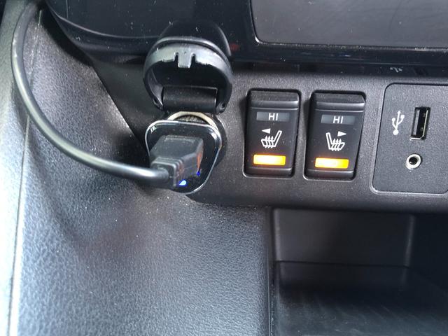 前席には左右ともにシートヒーター。強弱切り替え式で真冬の朝もポカポカ快適