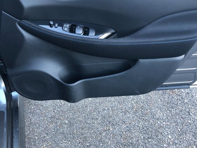 前席ドアトリムにはボトルホルダーとポケットを配置。