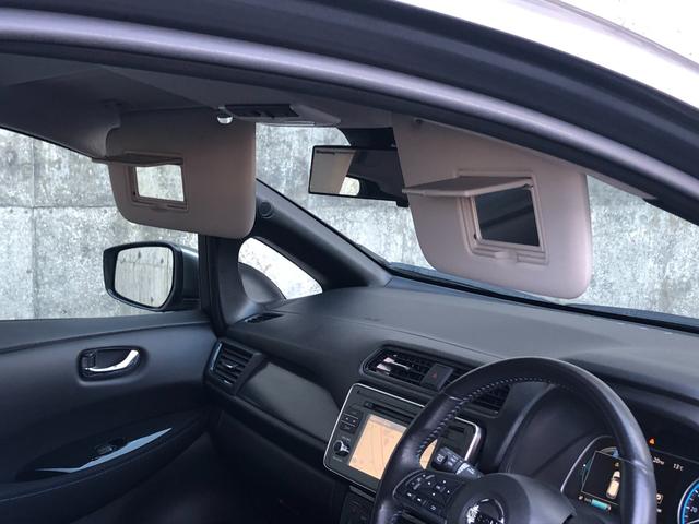 左右ともにバニティミラー付きのサンバイザー