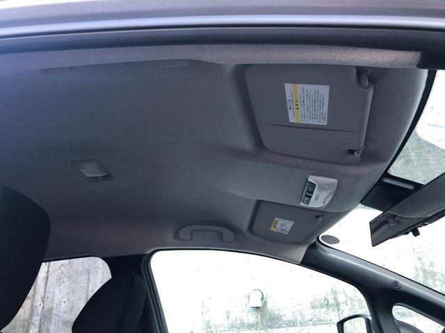 あかるいカラーの天井トリムで開放感あふれる室内