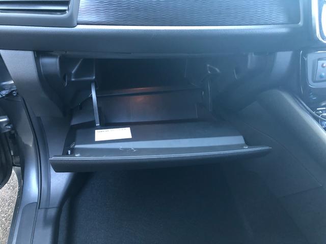 奥行きたっぷりグローブボックスは照明＆ダンパー付き