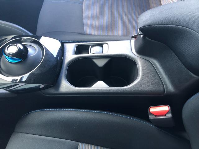 前後型の前席ドリンクホルダー。助手席の人のと間違えないよう、注意が必要です。