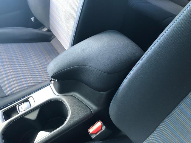 アームレスト兼用センターコンソールボックス