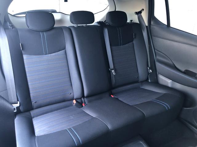 リヤシートにもエコの象徴カラーのブルーのステッチ入り。