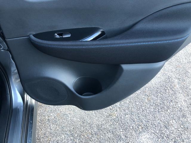 後席ドアトリムにもボトルホルダーを配置。