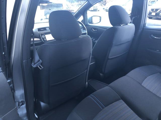 左右にシートバックポケットを用意。