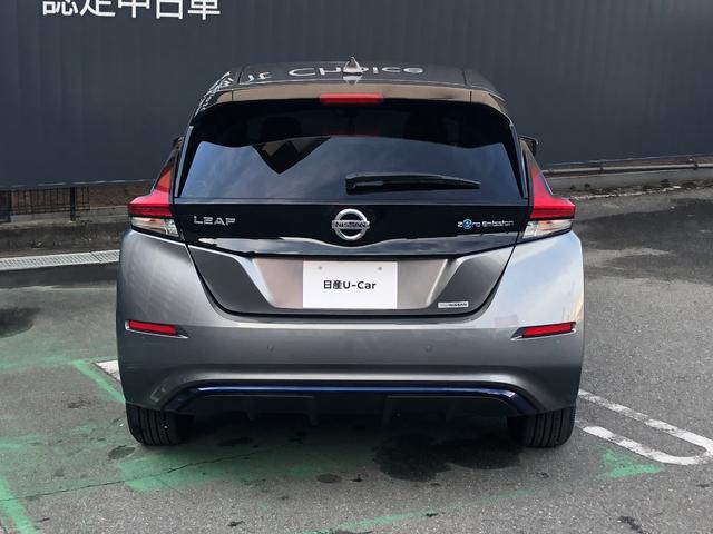 フェアレディＺの流れを汲むブーメラン型のコンビランプを配したリヤビュー。