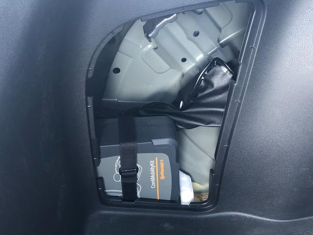 ラゲッジ左　にはパンク修理キット。ジャッキはオプションです。スペースは用意してあります。