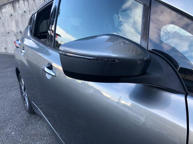 サイドターンランプ内蔵の電動格納ドアミラー。ドアのロックに合わせて開閉