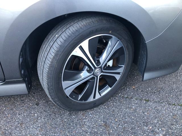 純正１７インチアルミホイールで足元キリリ。タイヤサイズは２１５／５０Ｒ１７