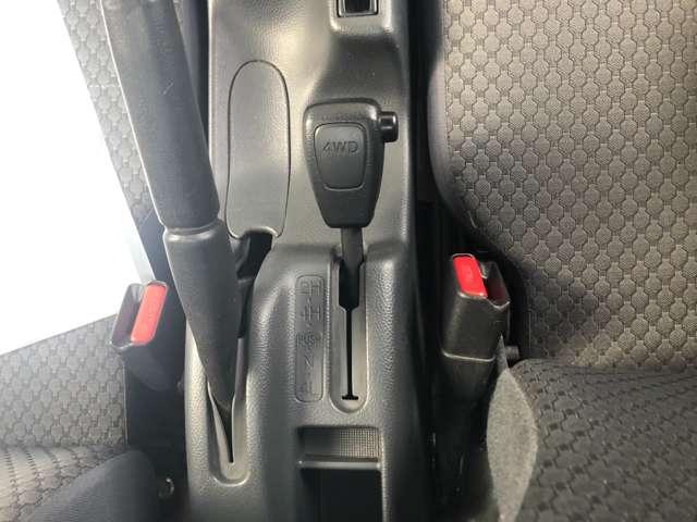 ＮＴ１００クリッパートラック ＧＸ　パワステ　パワーウインドウ　フォグ　２輪駆動⇔４輪駆動はスイッチひとつで切り替え、４輪駆動ＨＩ／ＬＯＷ切り替え、デフロック・ブレーキＬＳＤで、悪路走破もまかせてください。（12枚目）