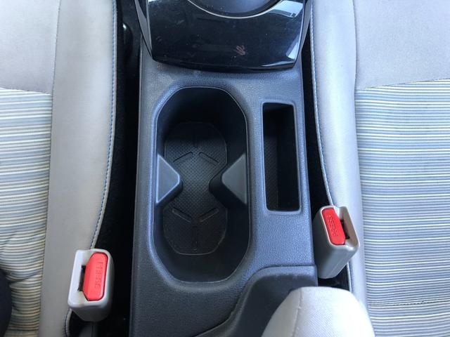 �Z���^�[�R���\�[���Ƀh�����N�z���_�[��O��ɔz�u�B�ԈႦ�Ĉ��܂Ȃ��悤�A���ӂ��K�v�ł��B