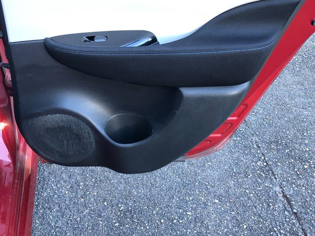 �㕔���Ȃɂ��{�g���z���_�[�����E�ɔz�u�B