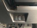 オートスライドドアのオフスイッチがステアリング下にあります。