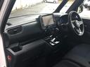 車内に持ち込んだ小物やドリンクがきちんと片付く収納も充実しています。また、抗菌仕様のステアリングとシートが、クリーンで快適な車内を保ちます。