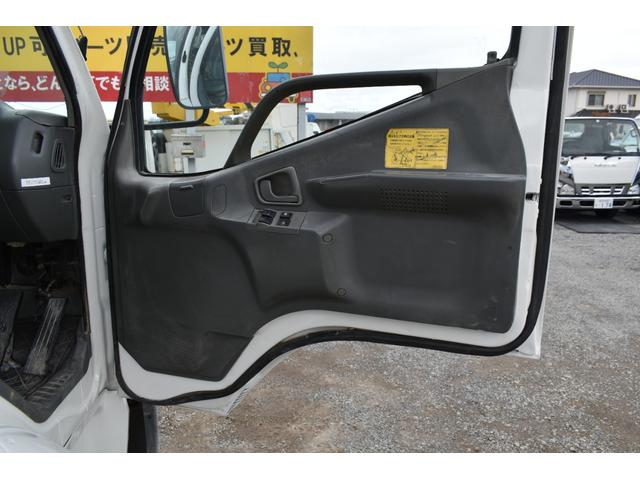 ダンプ　４トン深ダンプ　リアドア観音開き　メッキバンパー　フォグランプ　５速ミッション車　３ペダル　乗車定員３人　積載量　３２５０キロ　ノックス適合車両　エアコン　パワステ　パワーウインドウ　白色色替え車(28枚目)