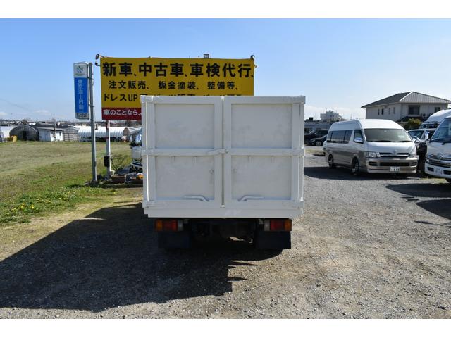 強化ダンプ 3トン深ダンプ 観音開き仕様 3ペダル 5速ミッション車 ディーゼル車 土砂禁ダンプ エアーバック 新品メッキバンパー メッキミラーカバー メッキコーナーパネル メッキグリル ロープフック左右5カ所(43枚目)