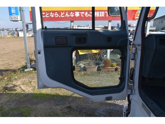 コンドル ベースグレード　４トンダンプ　６速ミッション車　３ペダル　電動コボレーン　新明和製荷台　乗車定員３人　積載量３５００キロ　新品コボレーン幕　新品メッキバンパー　メッキコーナーパネル　メッキグリル　エアコン　パワステ（22枚目）