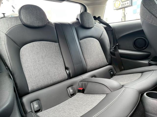 ＭＩＮＩ クーパーＳプレミアムプラスパッケージクラシックトリム　禁煙車・ヘッドアップディスプレイ・ＡＰＰｃａｒｐｌａｙ対応・Ｂカメラ・Ｂｌｕｅｔｏｏｔｈ対応・ナビゲーションプリパレーション・ミラー型ＥＴＣ・ライトＰＫＧ・シートヒーター・ミラー型ＥＴＣ・ワイヤレス充（30枚目）